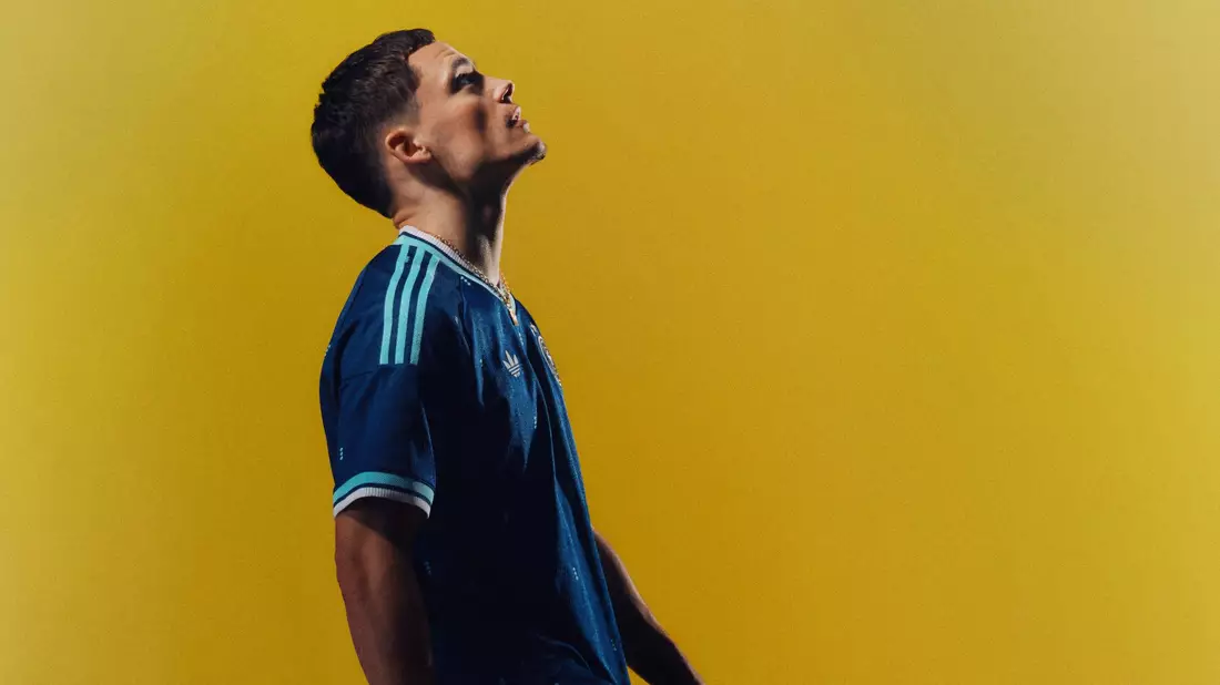 Florian Wirtz findet das neue Auswärtstrikot «ungewöhnlich». - Bild: adidas/dpa