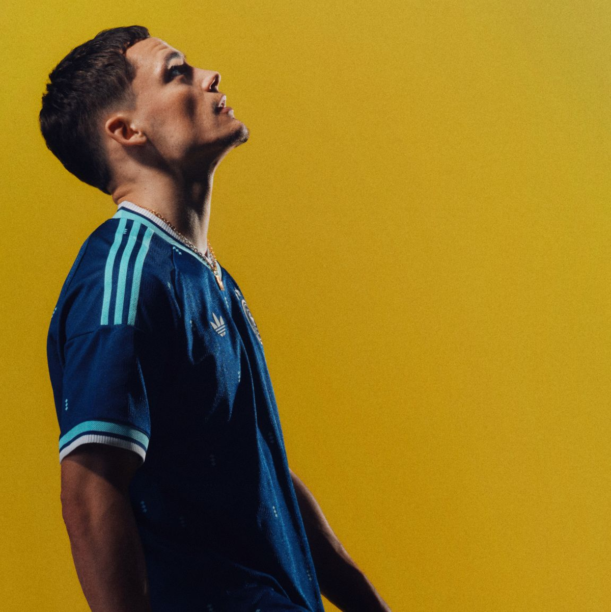 Florian Wirtz findet das neue Auswärtstrikot «ungewöhnlich». - Foto: adidas/dpa