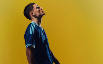 Florian Wirtz findet das neue Auswärtstrikot «ungewöhnlich». - Foto: adidas/dpa