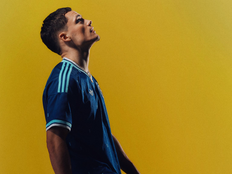 Florian Wirtz findet das neue Auswärtstrikot «ungewöhnlich». - Foto: adidas/dpa