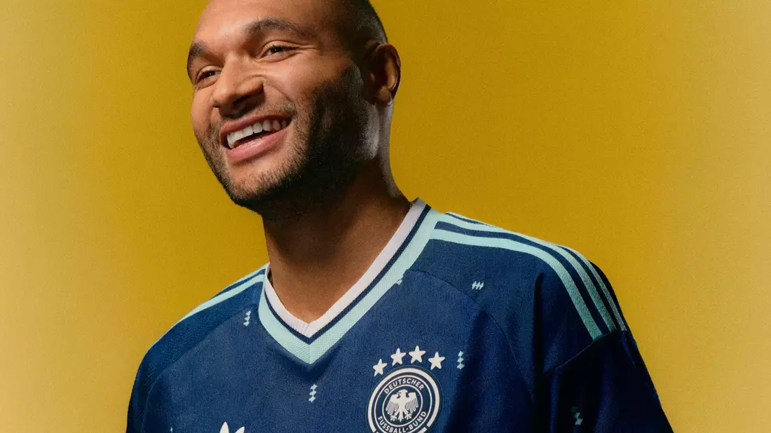 Jonathan Tah im neuen DFB-Auswärtstrikot. - Bild: adidas/dpa
