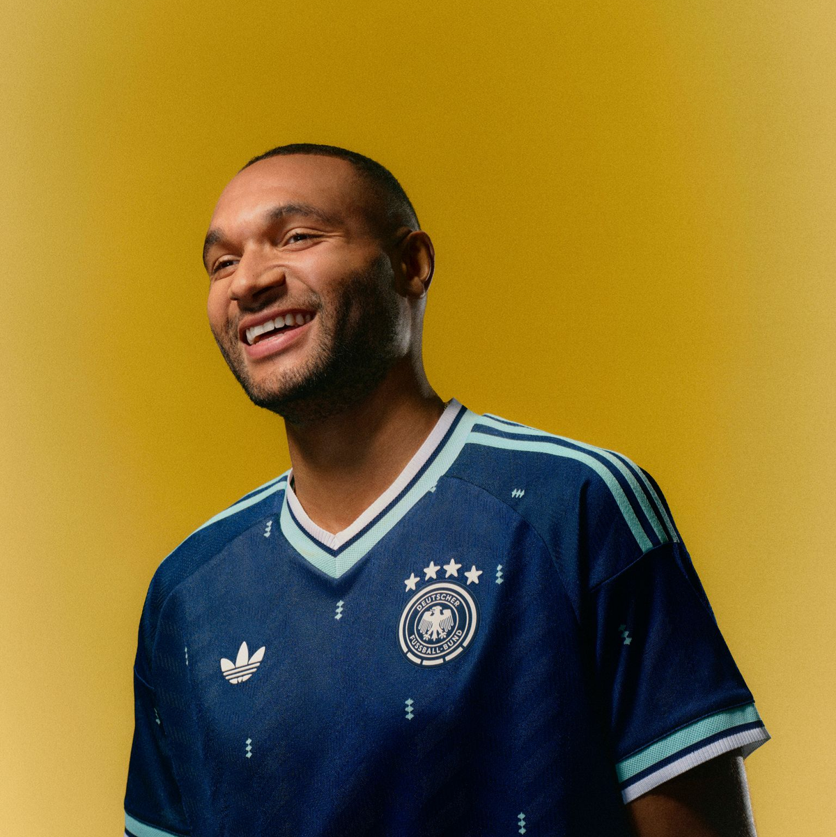 Jonathan Tah im neuen DFB-Auswärtstrikot. - Foto: adidas/dpa