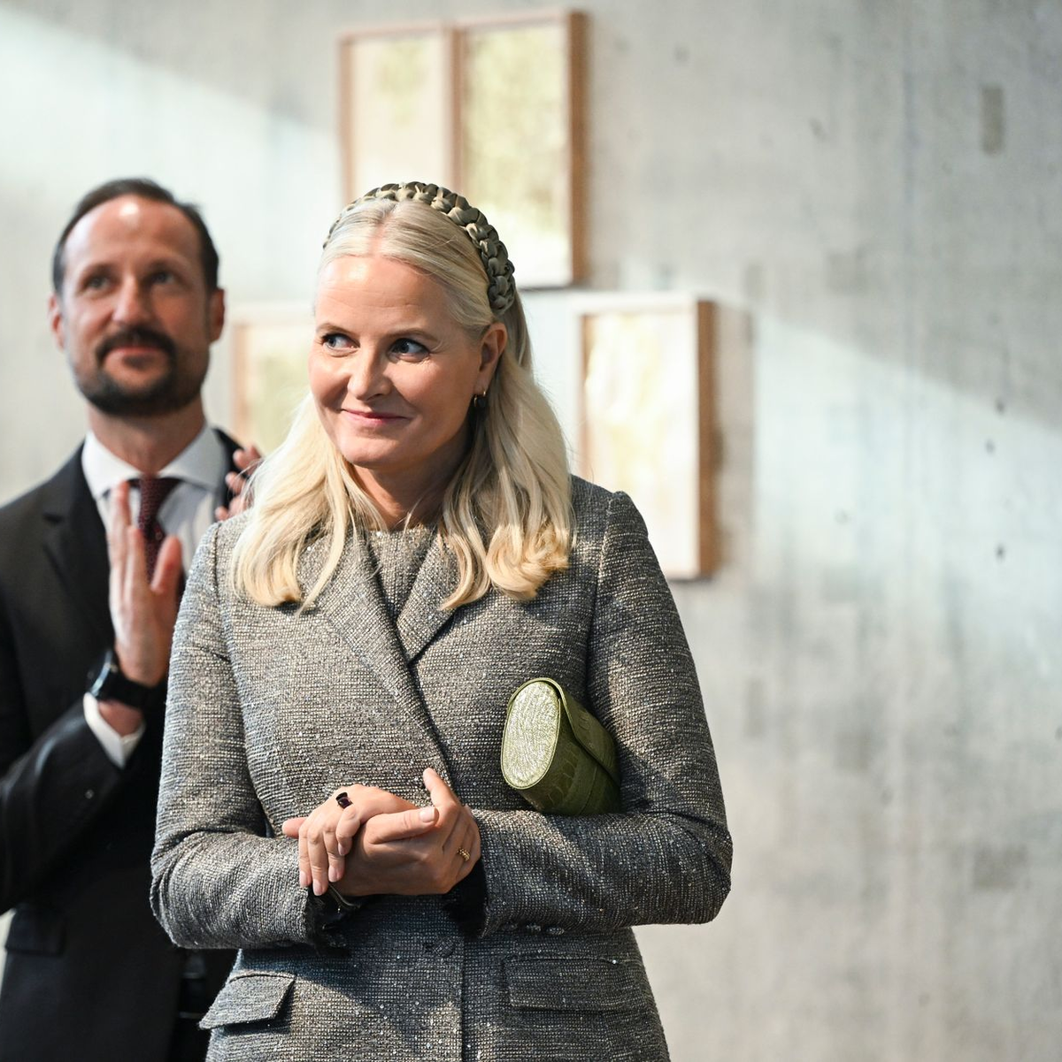 In einem gemeinsamen Fernsehinterview brechen Kronprinzessin Mette-Marit (r) und Kronprinz Haakon (l) ihr Schweigen.  - Foto: Jens Kalaene/dpa