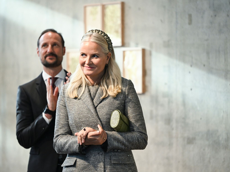 In einem gemeinsamen Fernsehinterview brechen Kronprinzessin Mette-Marit (r) und Kronprinz Haakon (l) ihr Schweigen.  - Foto: Jens Kalaene/dpa