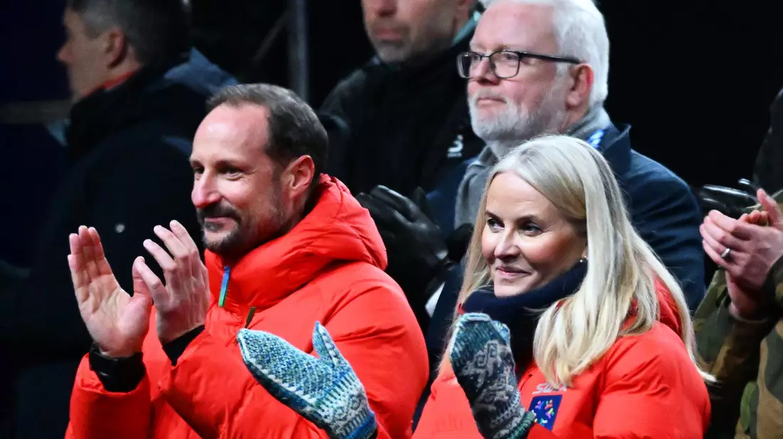 Er wusste von der Freundschaft seiner Frau zu Epstein: Kronprinz Haakon (l). - Bild: Hendrik Schmidt/dpa