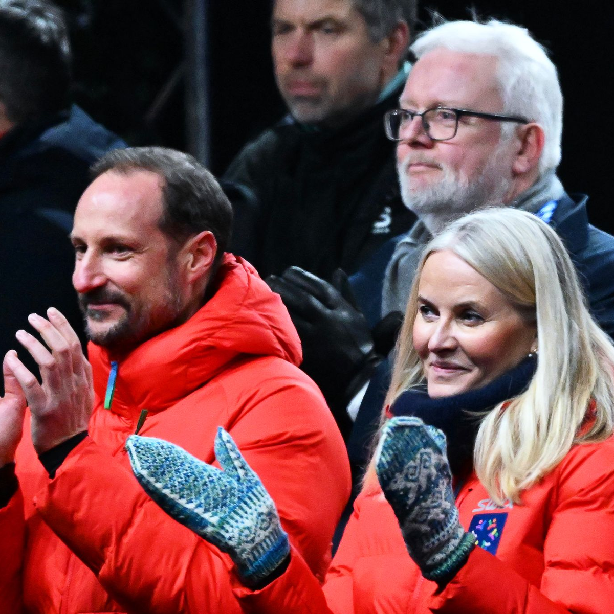 Er wusste von der Freundschaft seiner Frau zu Epstein: Kronprinz Haakon (l). - Foto: Hendrik Schmidt/dpa