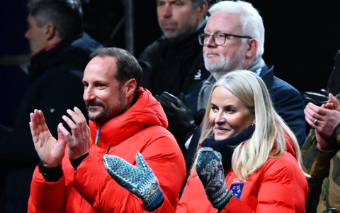 Er wusste von der Freundschaft seiner Frau zu Epstein: Kronprinz Haakon (l). - Foto: Hendrik Schmidt/dpa