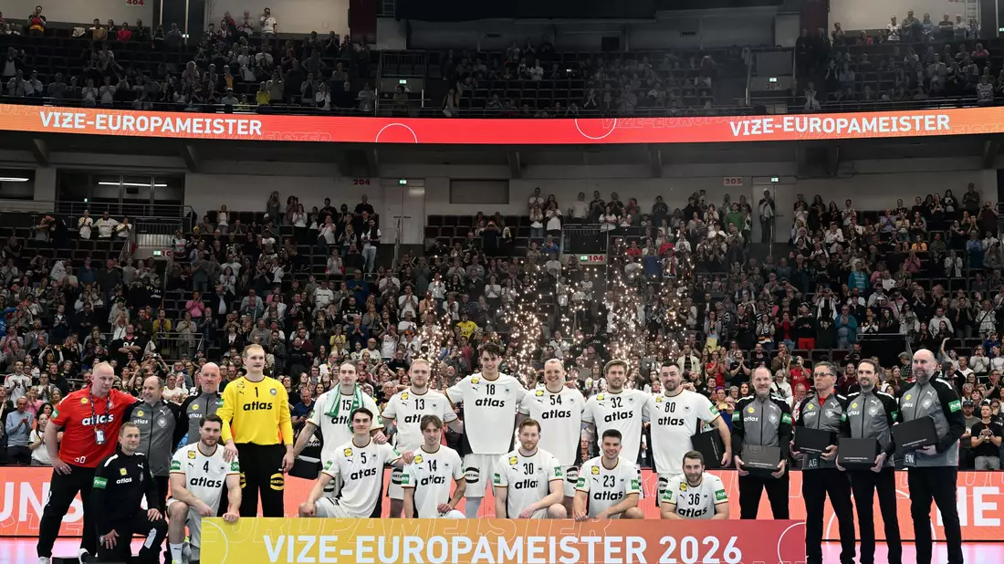 Die deutschen Handballer feierten gemeinsam noch einmal die Vize-Europameisterschaft. - Bild: Federico Gambarini/dpa
