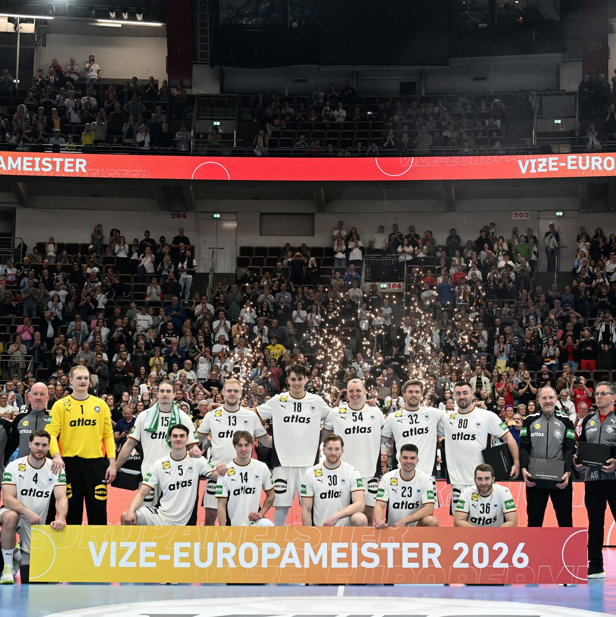 Die deutschen Handballer feierten gemeinsam noch einmal die Vize-Europameisterschaft. - Foto: Federico Gambarini/dpa