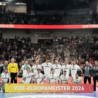 Die deutschen Handballer feierten gemeinsam noch einmal die Vize-Europameisterschaft. - Foto: Federico Gambarini/dpa