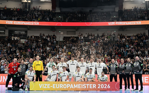 Die deutschen Handballer feierten gemeinsam noch einmal die Vize-Europameisterschaft. - Foto: Federico Gambarini/dpa