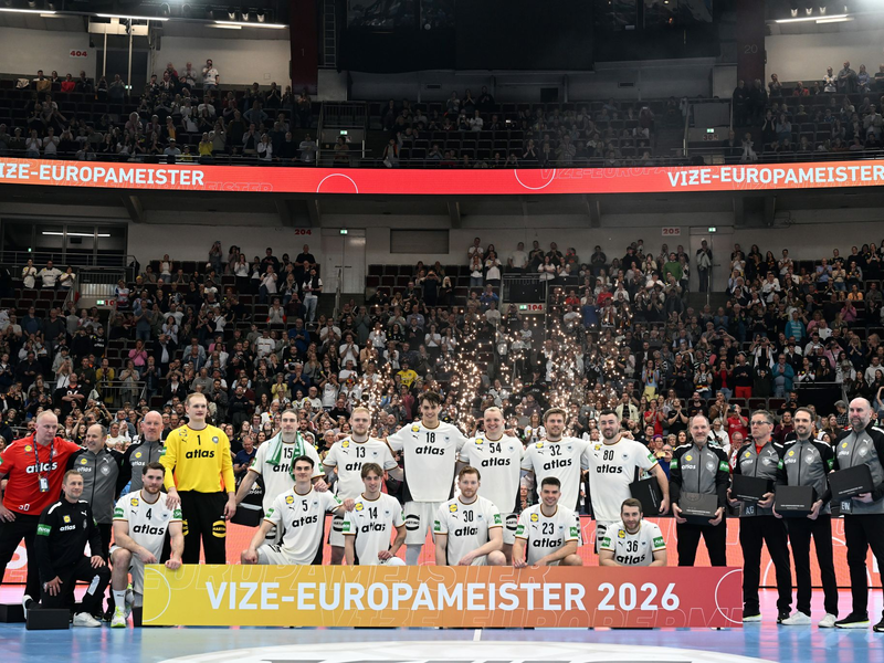 Die deutschen Handballer feierten gemeinsam noch einmal die Vize-Europameisterschaft. - Foto: Federico Gambarini/dpa