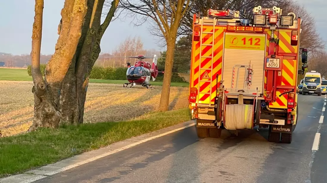FW Ratingen: Zwei Personen lebensbedrohlich und schwer verletzt bei Verkehrsunfall - Bild: presseportal.de
