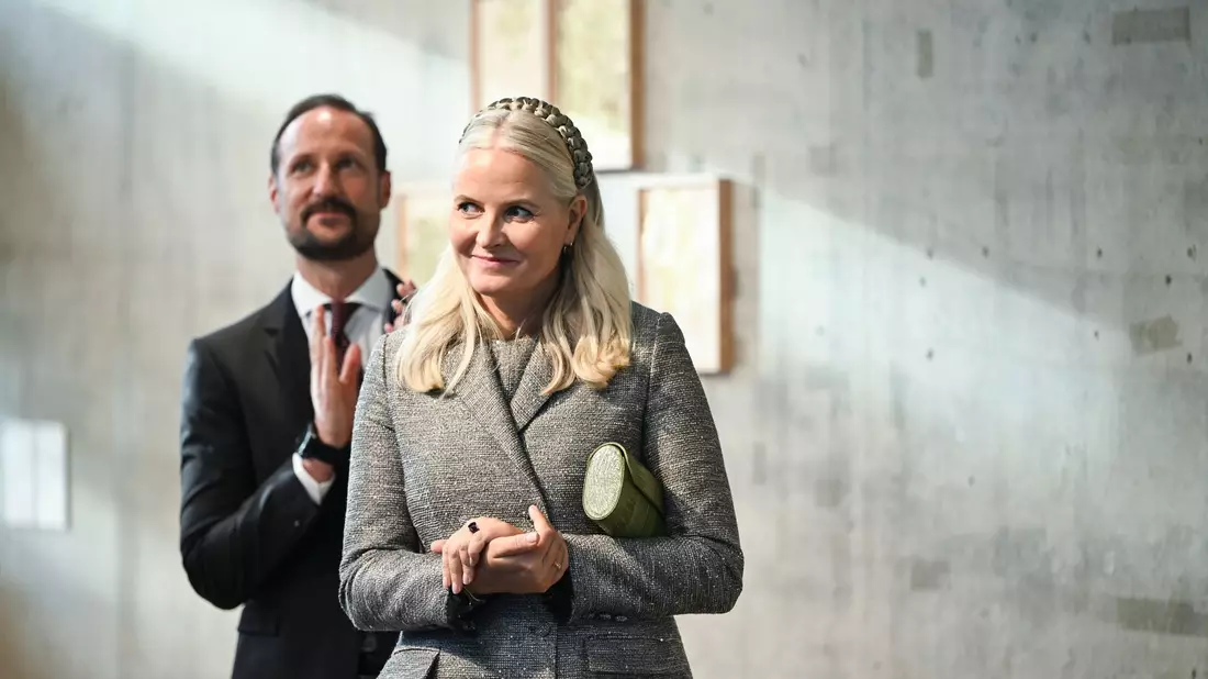 Halten zusammen: Kronprinzessin Mette-Marit (r) und Kronprinz Haakon (l). (Archivbild) - Bild: Jens Kalaene/dpa