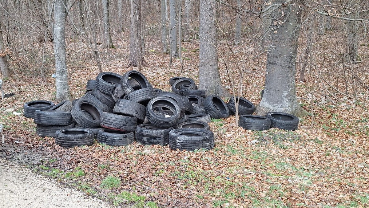 POL-UL: (UL) Laichingen/B28 - Haufenweise Altreifen entsorgt / In den vergangenen Tagen hatte ein Unbekannter an gleich zwei Parkplätzen entlang der B28 bei Laichingen rund 60 Altreifen hinterlassen. - Foto: presseportal.de