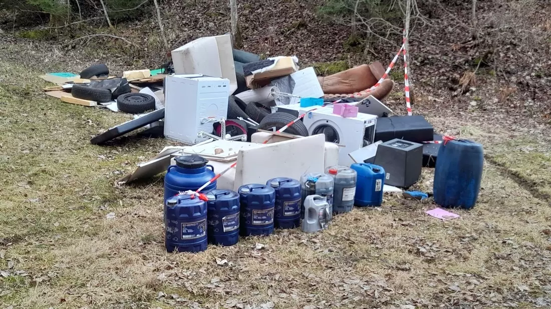 POL-UL: (UL) Schelklingen - Mehrere Kubikmeter Unrat und umweltgefährdende Stoffe im Wald entsorgt / Bei Ermittlungen wegen einer Umweltstraftat bei Schelklingen hofft die Polizei jetzt auf Zeugenhinweise. - Bild: presseportal.de