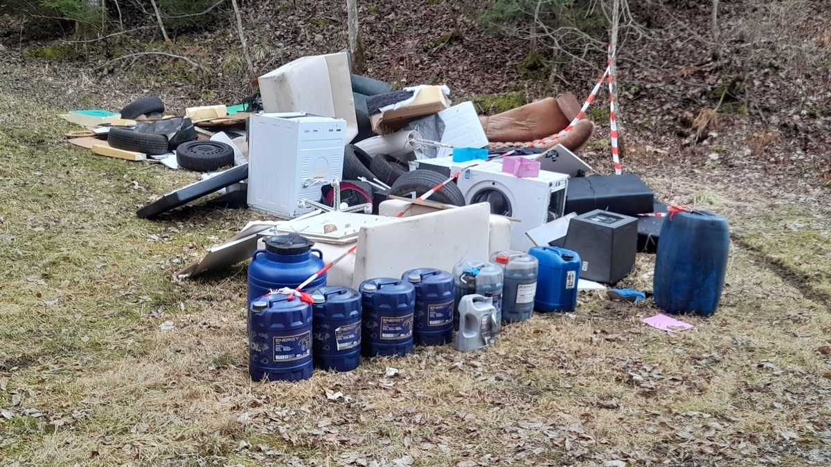 POL-UL: (UL) Schelklingen - Mehrere Kubikmeter Unrat und umweltgefährdende Stoffe im Wald entsorgt / Bei Ermittlungen wegen einer Umweltstraftat bei Schelklingen hofft die Polizei jetzt auf Zeugenhinweise. - Foto: presseportal.de