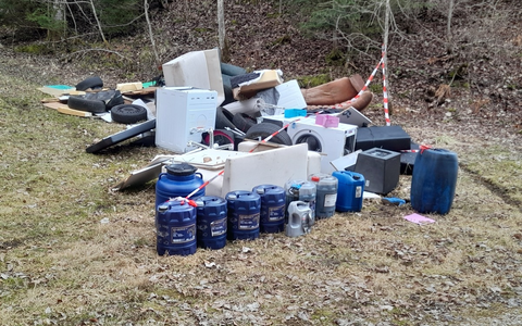 POL-UL: (UL) Schelklingen - Mehrere Kubikmeter Unrat und umweltgefährdende Stoffe im Wald entsorgt / Bei Ermittlungen wegen einer Umweltstraftat bei Schelklingen hofft die Polizei jetzt auf Zeugenhinweise. - Foto: presseportal.de