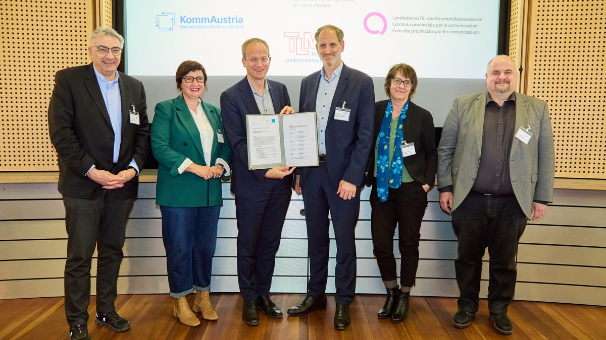 Gemeinsame Erklärung zur Förderung von Medienkompetenz verabschiedet / Erste Transalpine Medienkompetenztagung in der BLM - Foto: Jan Scheutzow/BLM / Weiterer Text über ots und www.presseportal.de/nr/62483 / Die Verwendung dieses Bildes für redaktionelle Zwecke ist unter Beachtung aller mitgeteilten Nutzungsbedingungen zulässig und dann auch honorarfrei. Veröffentlichung ausschließl