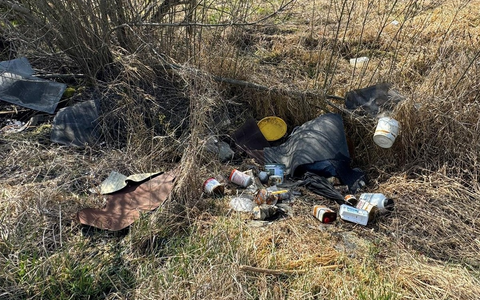 POL-UL: (BC) Bad Buchau - Umweltsünder hat Müll und umweltgefährdende Stoffe entsorgt / Hausmüll, Elektroschrott und Öle/Lacke entdeckte ein Zeuge am Donnerstag bei Bad Buchau in einem Wassergraben. - Foto: presseportal.de
