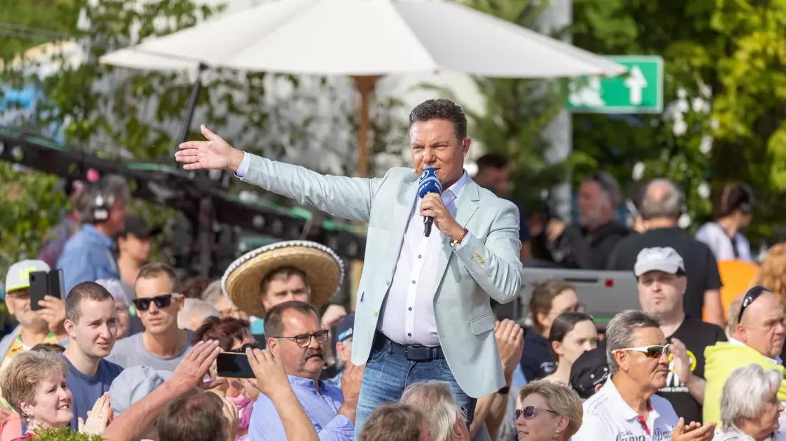 Moderator und Schlagersänger Stefan Mross hat die Sendung über Jahrzehnte geprägt. (Archivbild) - Bild: Philipp von Ditfurth/dpa