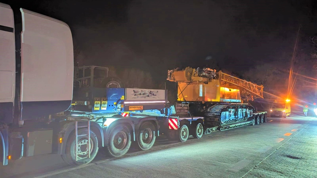 POL-CUX: Kontrolle von Großraum- und Schwertransporten auf der BAB27 - Vier Fahrzeuge kontrolliert, alle durften nicht weiter fahren (Foto im Anhang) - Foto: presseportal.de