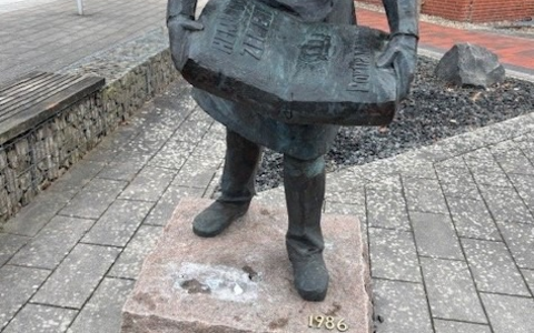 POL-CUX: Diebstahl an der Zementpacker-Statue in Hemmoor - Zeugenaufruf (Foto im Anhang) - Foto: presseportal.de