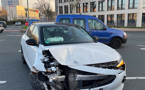 POL-DU: Dellviertel: Kollision im Kreuzungsbereich - Foto: presseportal.de