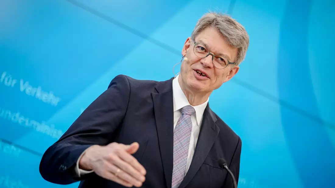 Minister Schnieder: Fast zwei Dutzend Maßnahmen für einen pünktlicheren Bahnverkehr. - Bild: Kay Nietfeld/dpa