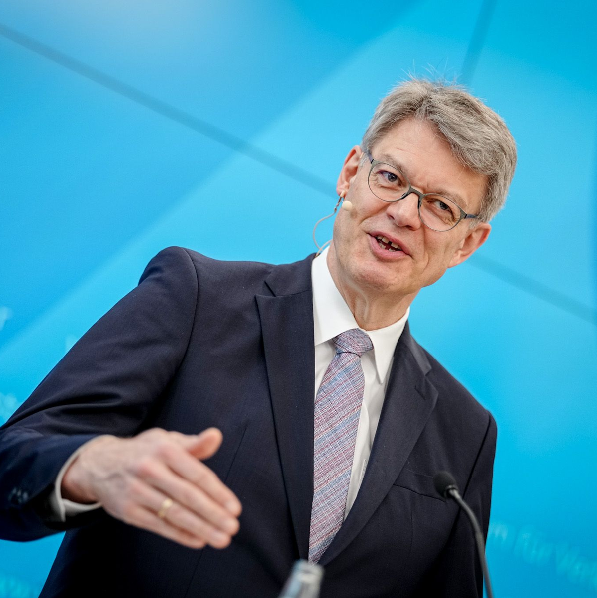 Minister Schnieder: Fast zwei Dutzend Maßnahmen für einen pünktlicheren Bahnverkehr. - Foto: Kay Nietfeld/dpa