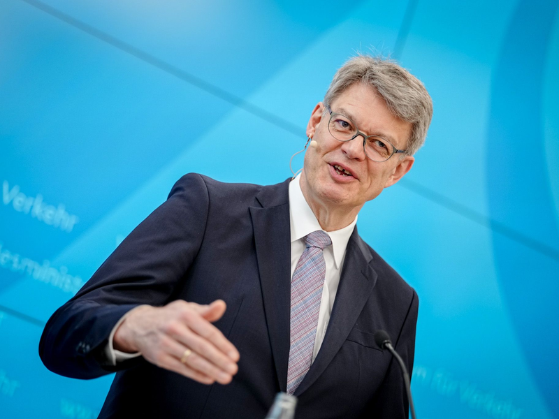 Minister Schnieder: Fast zwei Dutzend Maßnahmen für einen pünktlicheren Bahnverkehr. - Foto: Kay Nietfeld/dpa