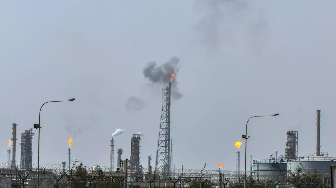 Teile der Mina Al-Ahmadi Ölraffinerie in Kuweit sind nach Drohnenangriffen abgeschaltet worden. - Bild: Uncredited/AP/dpa