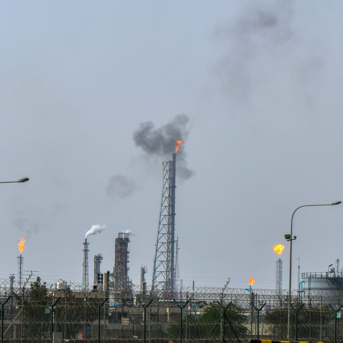 Teile der Mina Al-Ahmadi Ölraffinerie in Kuweit sind nach Drohnenangriffen abgeschaltet worden. - Foto: Uncredited/AP/dpa