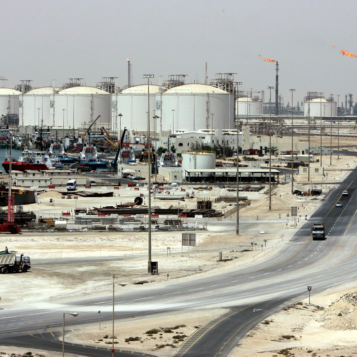 Die Gasanlage im Industriegebiet von Ras Laffan in Katar ist nach Angriffen stark beschädigt. - Foto: Tim Brakemeier/dpa