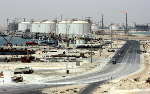 Die Gasanlage im Industriegebiet von Ras Laffan in Katar ist nach Angriffen stark beschädigt. - Foto: Tim Brakemeier/dpa