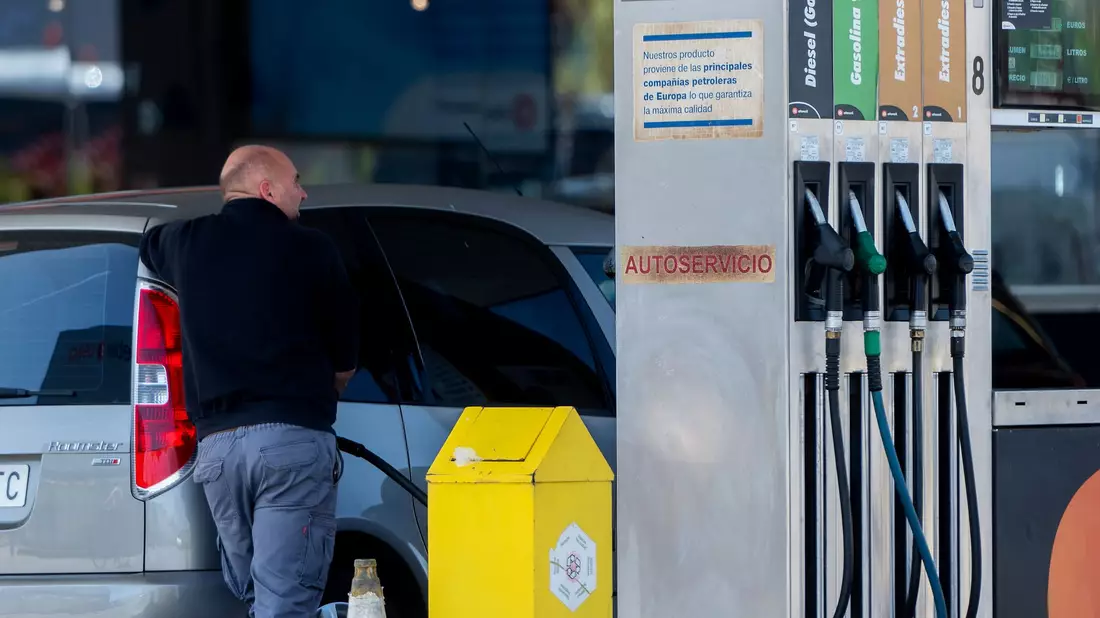 Spaniens Regierung will den Anstieg der Benzin- und Dieselpreise an den Zapfsäulen durch eine Senkung der Mehrwertsteuer bremsen. (Archivbild) - Bild: Alberto Ortega/EUROPA PRESS/dpa