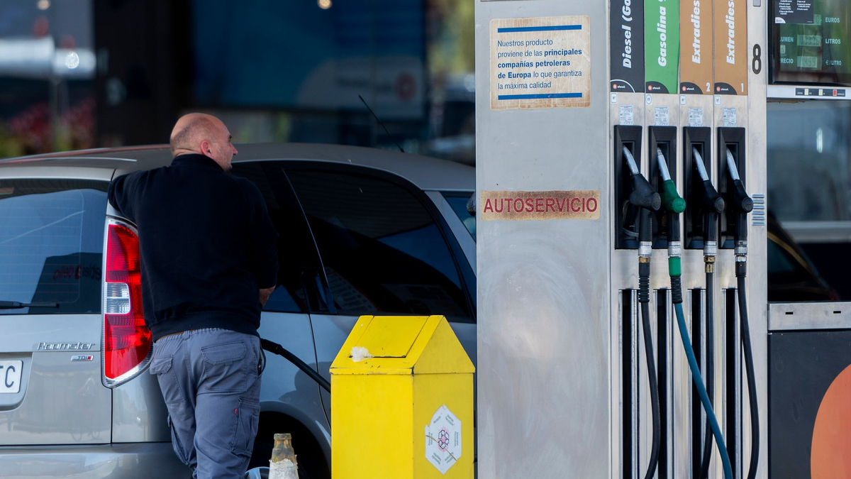 Spaniens Regierung will den Anstieg der Benzin- und Dieselpreise an den Zapfsäulen durch eine Senkung der Mehrwertsteuer bremsen. (Archivbild) - Foto: Alberto Ortega/EUROPA PRESS/dpa