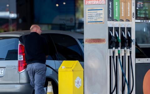 Spaniens Regierung will den Anstieg der Benzin- und Dieselpreise an den Zapfsäulen durch eine Senkung der Mehrwertsteuer bremsen. (Archivbild) - Foto: Alberto Ortega/EUROPA PRESS/dpa