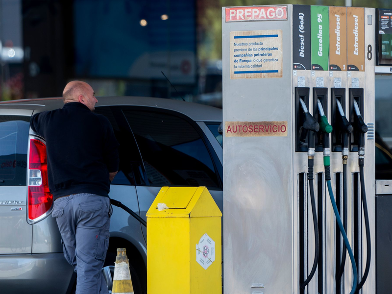Spaniens Regierung will den Anstieg der Benzin- und Dieselpreise an den Zapfsäulen durch eine Senkung der Mehrwertsteuer bremsen. (Archivbild) - Foto: Alberto Ortega/EUROPA PRESS/dpa