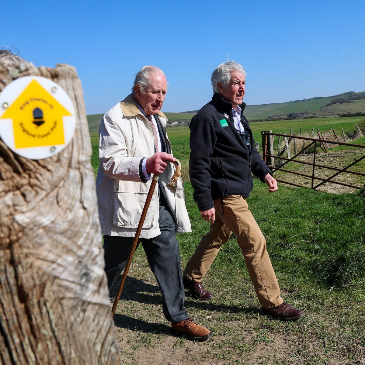 Gekleidet in Anzug und braunen Schuhen, wanderte der König gut zwei Kilometer an der Küste entlang. - Foto: Chris Jackson/PA Wire/dpa