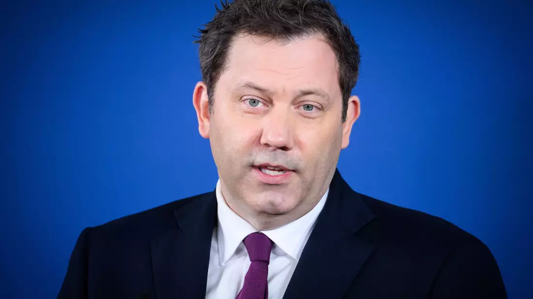 Pendlerpauschale rauf? Lars Klingbeil will dafür Geld bei den Ölkonzernen abschöpfen. - Bild: Bernd von Jutrczenka/dpa