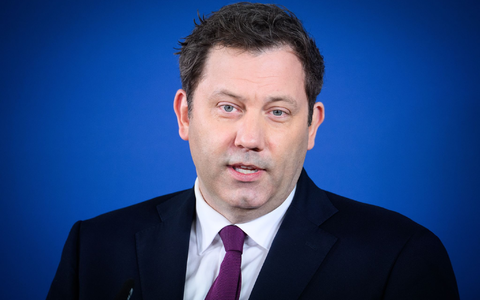 Pendlerpauschale rauf? Lars Klingbeil will dafür Geld bei den Ölkonzernen abschöpfen. - Foto: Bernd von Jutrczenka/dpa