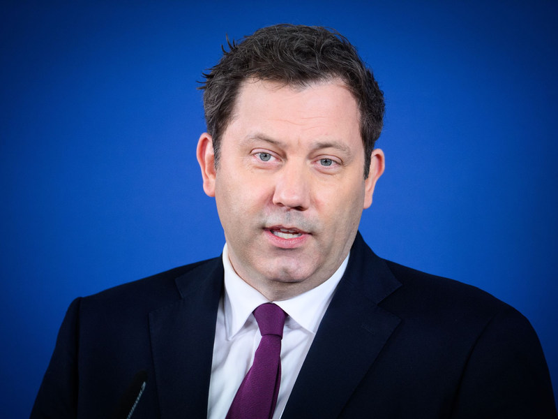 Pendlerpauschale rauf? Lars Klingbeil will dafür Geld bei den Ölkonzernen abschöpfen. - Foto: Bernd von Jutrczenka/dpa
