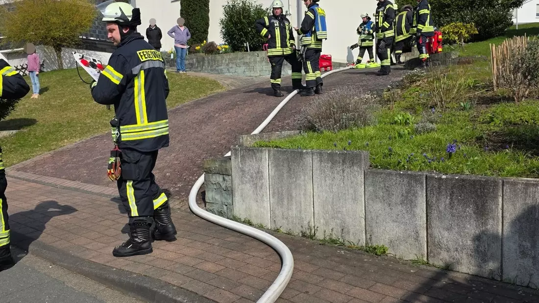 FW Ense: gemeldeter Kellerbrand in Niederense / Ursache vermutlich ein technischer Defekt - Bild: presseportal.de