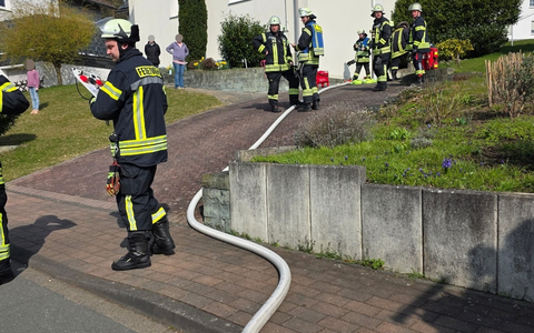 FW Ense: gemeldeter Kellerbrand in Niederense / Ursache vermutlich ein technischer Defekt - Foto: presseportal.de