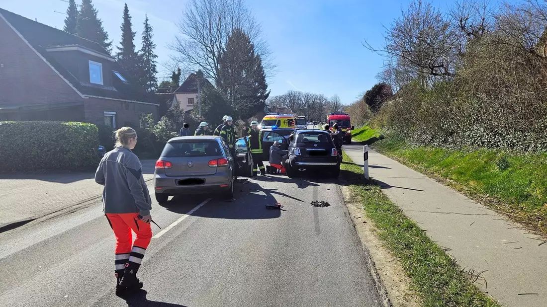 POL-STD: Deinste: Zwei Leichtverletzte bei Auffahrunfall - Bild: presseportal.de