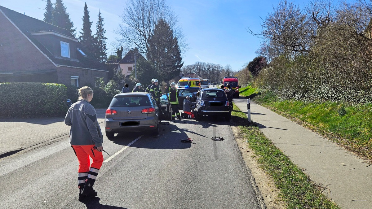 POL-STD: Deinste: Zwei Leichtverletzte bei Auffahrunfall - Foto: presseportal.de