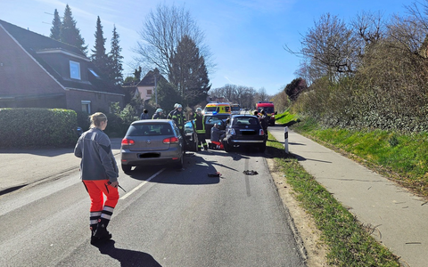 POL-STD: Deinste: Zwei Leichtverletzte bei Auffahrunfall - Foto: presseportal.de