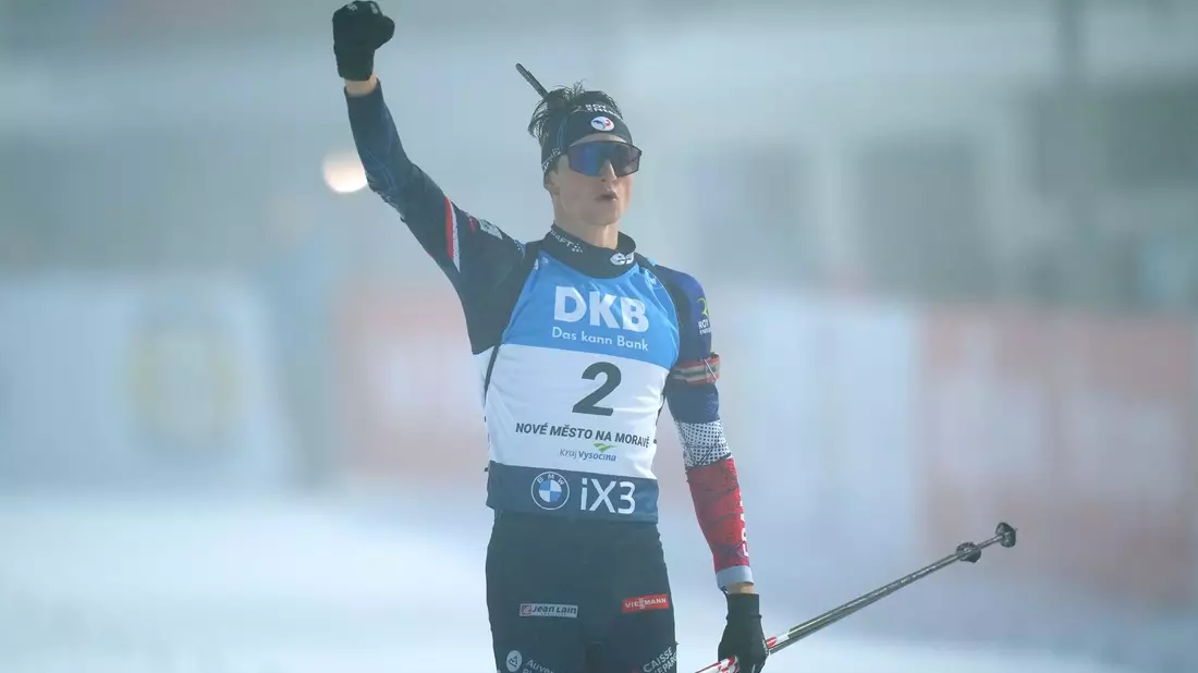 Der Franzose Éric Perrot darf über den Sieg im Gesamtweltcup jubeln. (Archivbild)  - Bild: Petr David Josek/AP/dpa