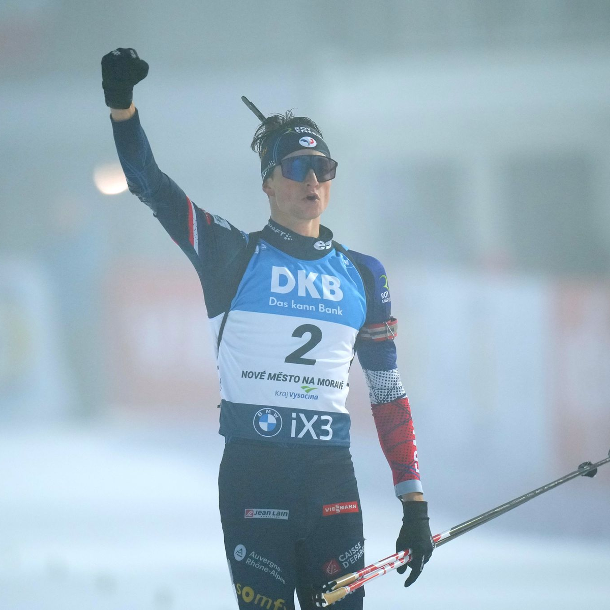 Der Franzose Éric Perrot darf über den Sieg im Gesamtweltcup jubeln. (Archivbild)  - Foto: Petr David Josek/AP/dpa